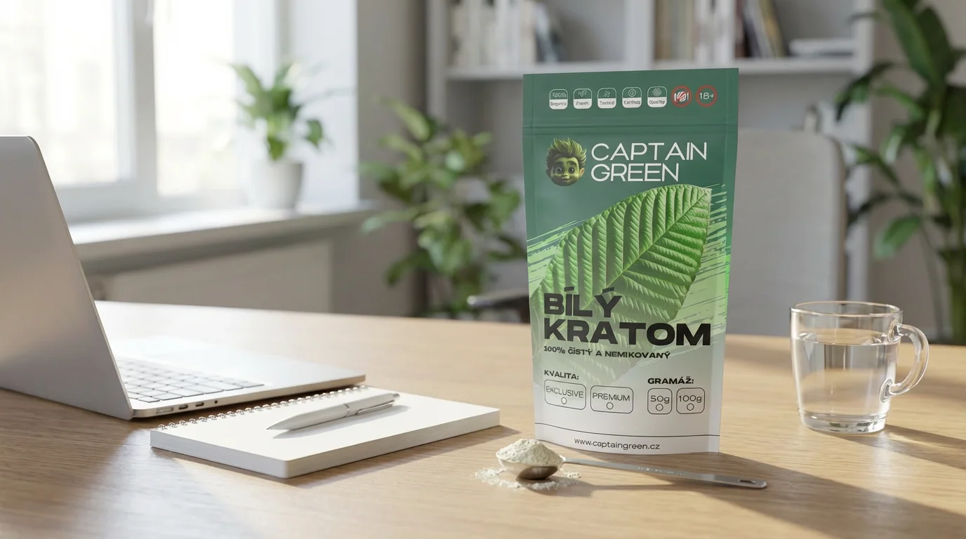 Bílý kratom Super Pure od Captain Green na pracovním stole pro podporu soustředění a produktivity