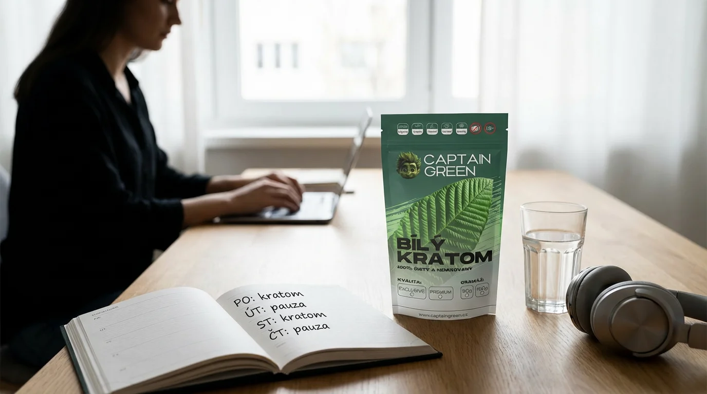 Diář s vyznačenými dny užívání a pauz u bílého kratomu Exclusive Captain Green na stole s vodou a notebookem