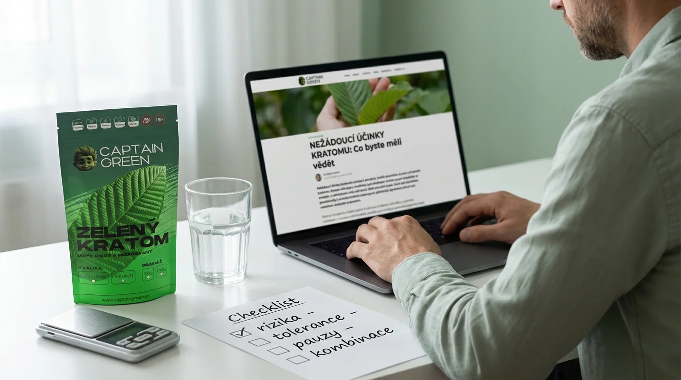 Dospělý uživatel si na notebooku čte článek o nežádoucích účincích kratomu, na stole má balení kratomu Captain Green, checklist rizik a sklenici vody