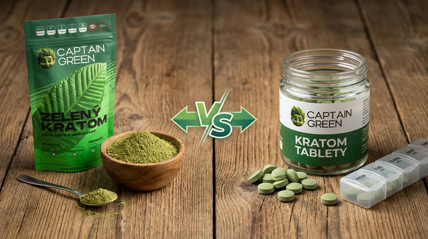Srovnání kratom tablet a prášku Captain Green vedle sebe na stole pro přehled výhod a nevýhod