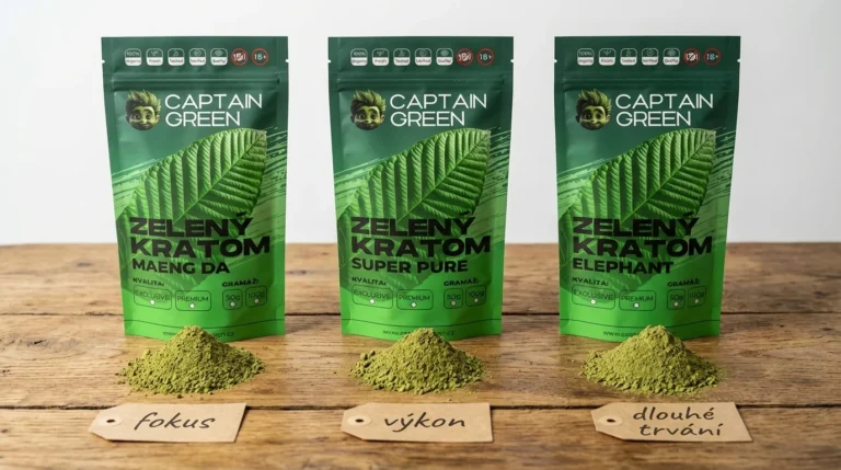 Tři balení zelených kratomů Captain Green Maeng Da Super Pure a Elephant vedle sebe na stole s malými vzorky prášku