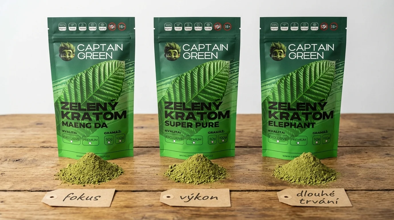 Tři balení zelených kratomů Captain Green Maeng Da Super Pure a Elephant vedle sebe na stole s malými vzorky prášku