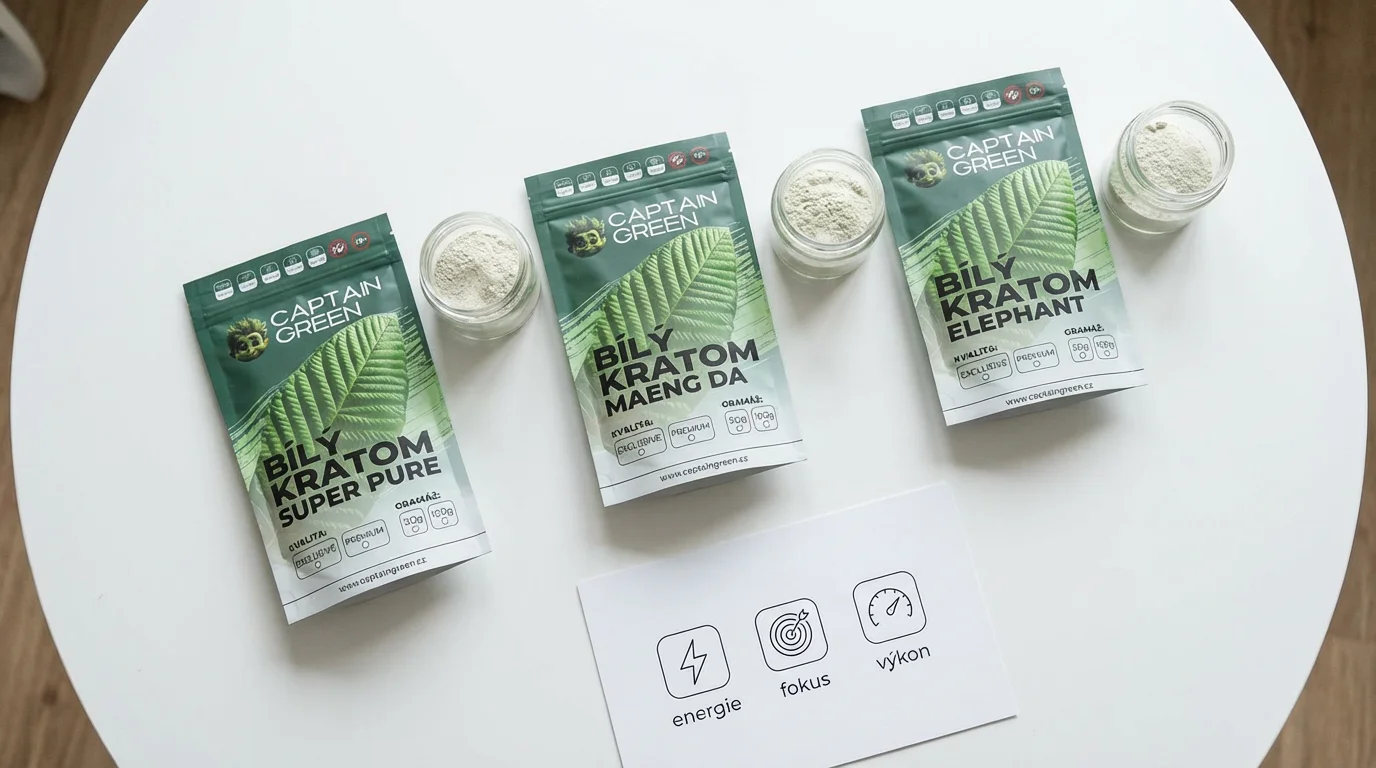 Tři odrůdy bílého kratomu Captain Green – Super Pure, Maeng Da a Elephant vedle sebe na stole pro přehled účinků