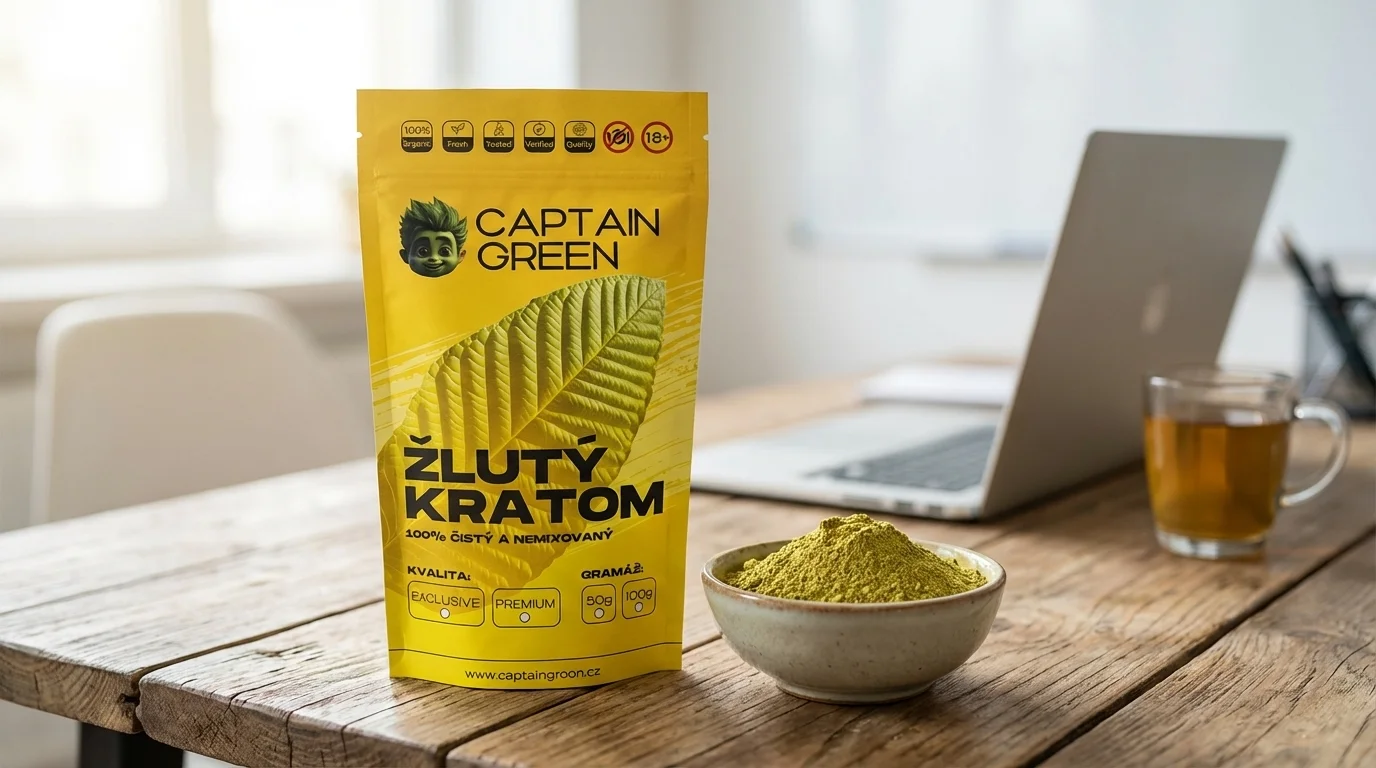 Žlutý kratom Captain Green na dřevěném stole jako hlavní produktová fotografie pro rok 2026