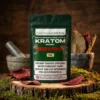 Červený Kratom Prášek 50g – červený kratom prášek 50 g, naměřený mitragynin 0,60 %, laboratorně testovaná šarže, licencovaný prodejce Captain Green