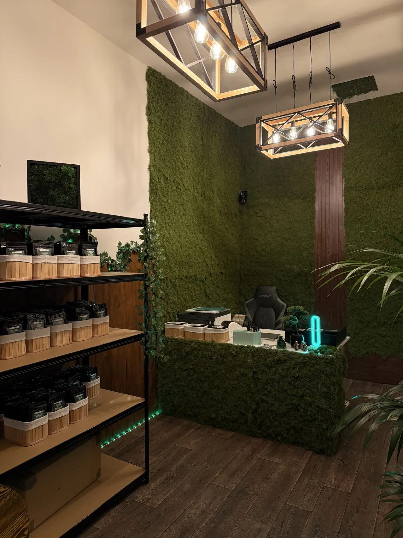 Pult a zázemí pro konzultaci v kratom prodejně Ostrava Pult a zázemí pro konzultaci v kratom prodejně Ostrava