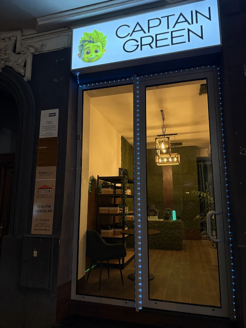 Regály s kratomem Captain Green v ostravské kamenné prodejně Regály s kratomem Captain Green v ostravské kamenné prodejně