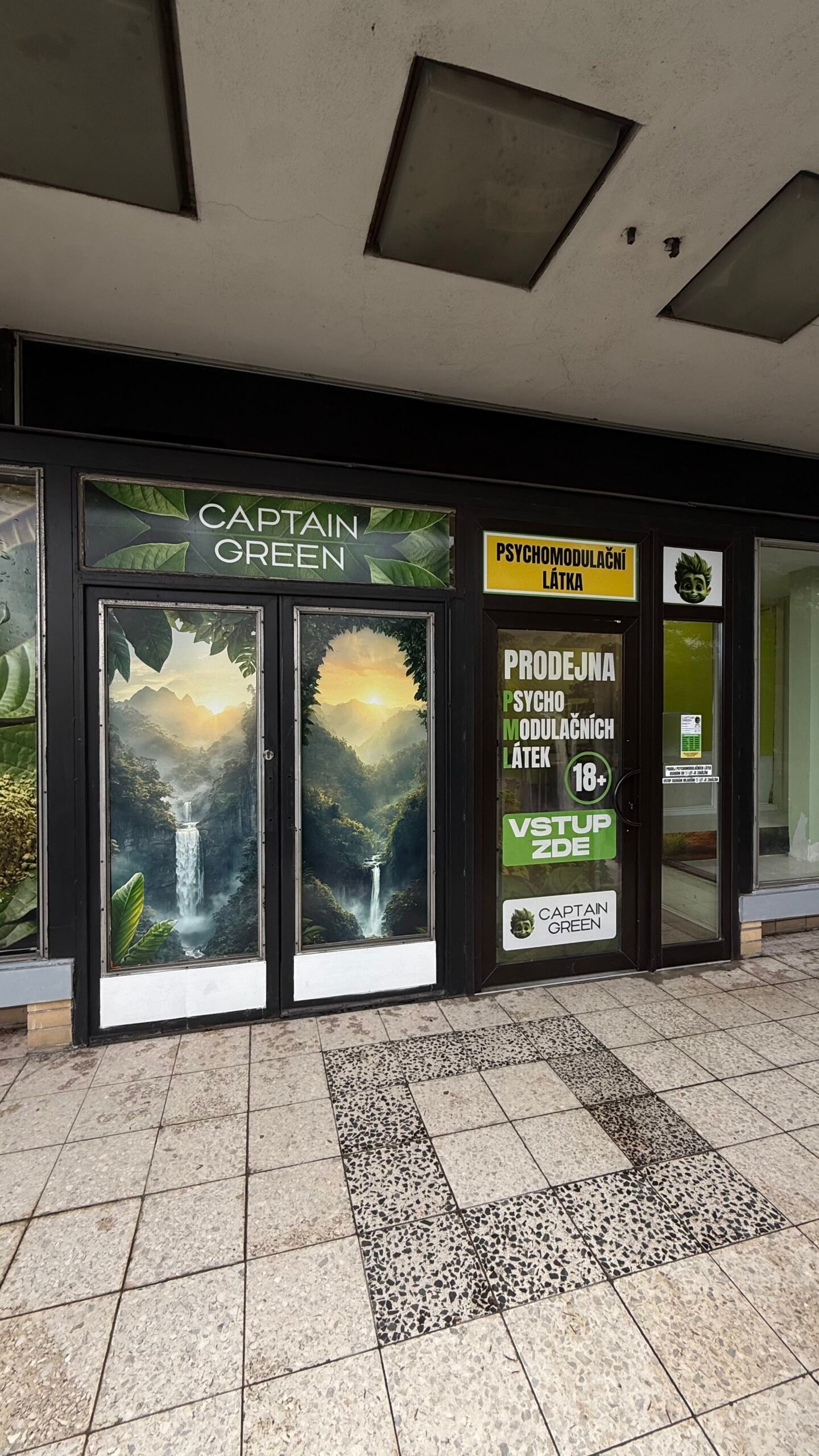 Vstup do kratom prodejny Captain Green Havířov s výlohou se zelenou grafikou Vstup do kratom prodejny Captain Green Havířov s výlohou se zelenou grafikou