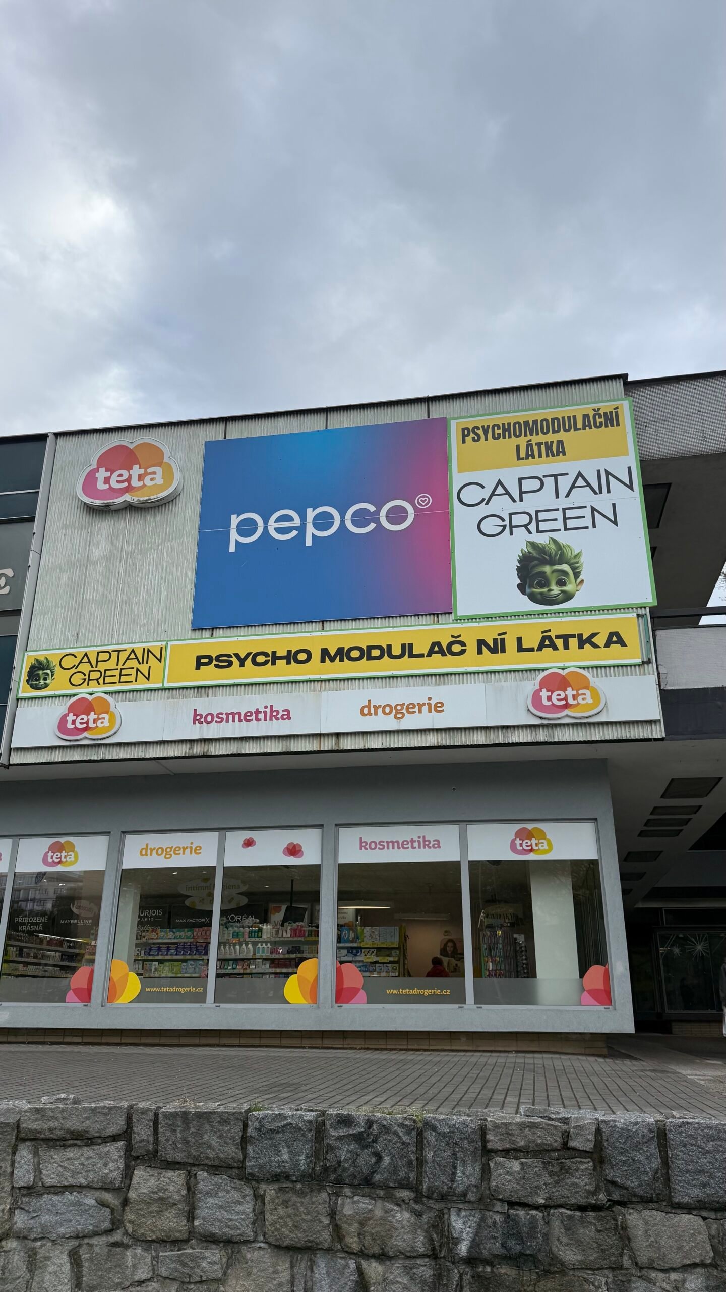 Billboard Captain Green s označením psychomodulační látka na fasádě prodejny v Havířově-Podlesí Billboard Captain Green s označením psychomodulační látka na fasádě prodejny v Havířově-Podlesí