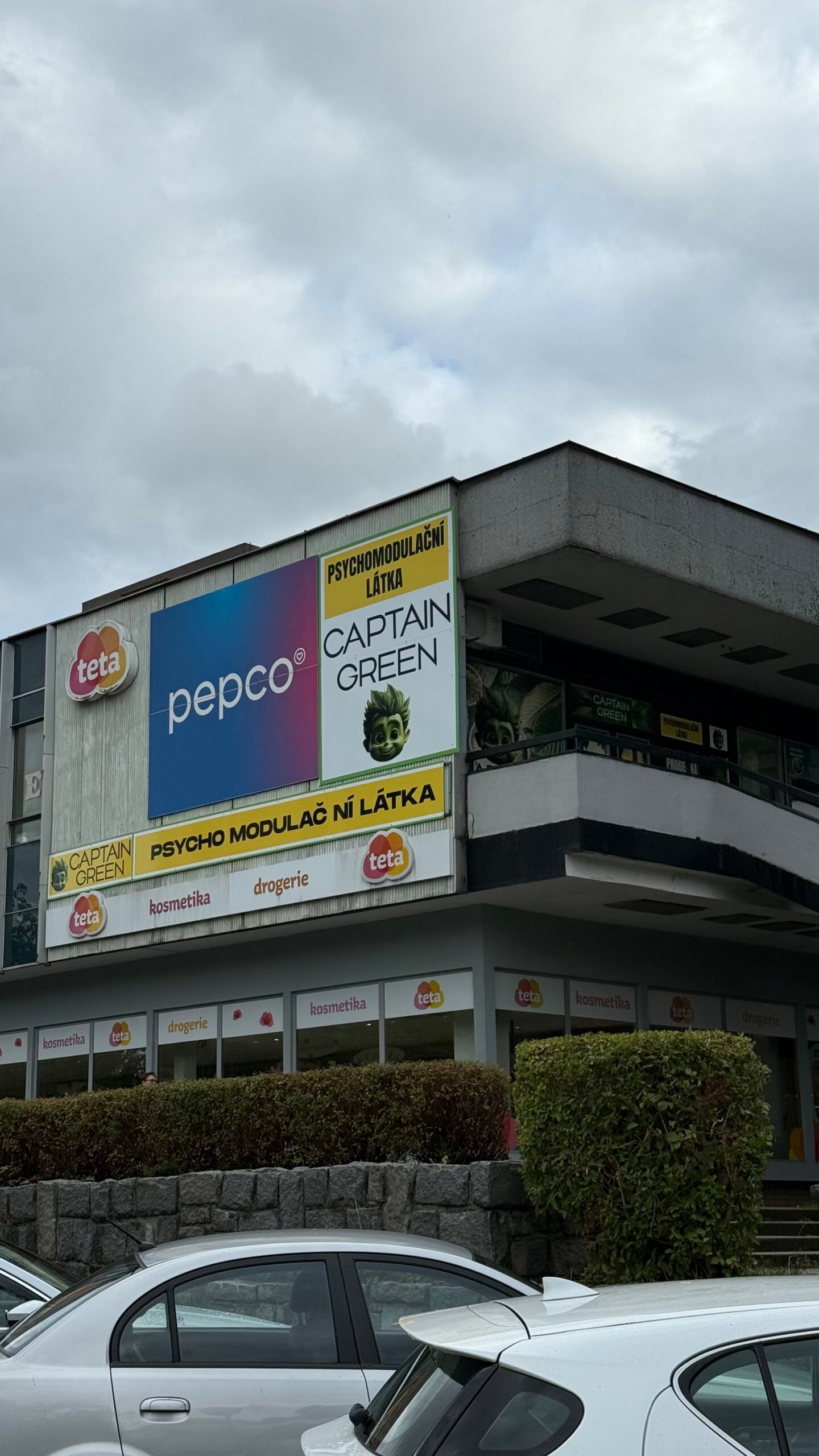 Budova kratom prodejny Captain Green v Havířově na Dlouhé třídě s billboardem nad Pepco Budova kratom prodejny Captain Green v Havířově na Dlouhé třídě s billboardem nad Pepco