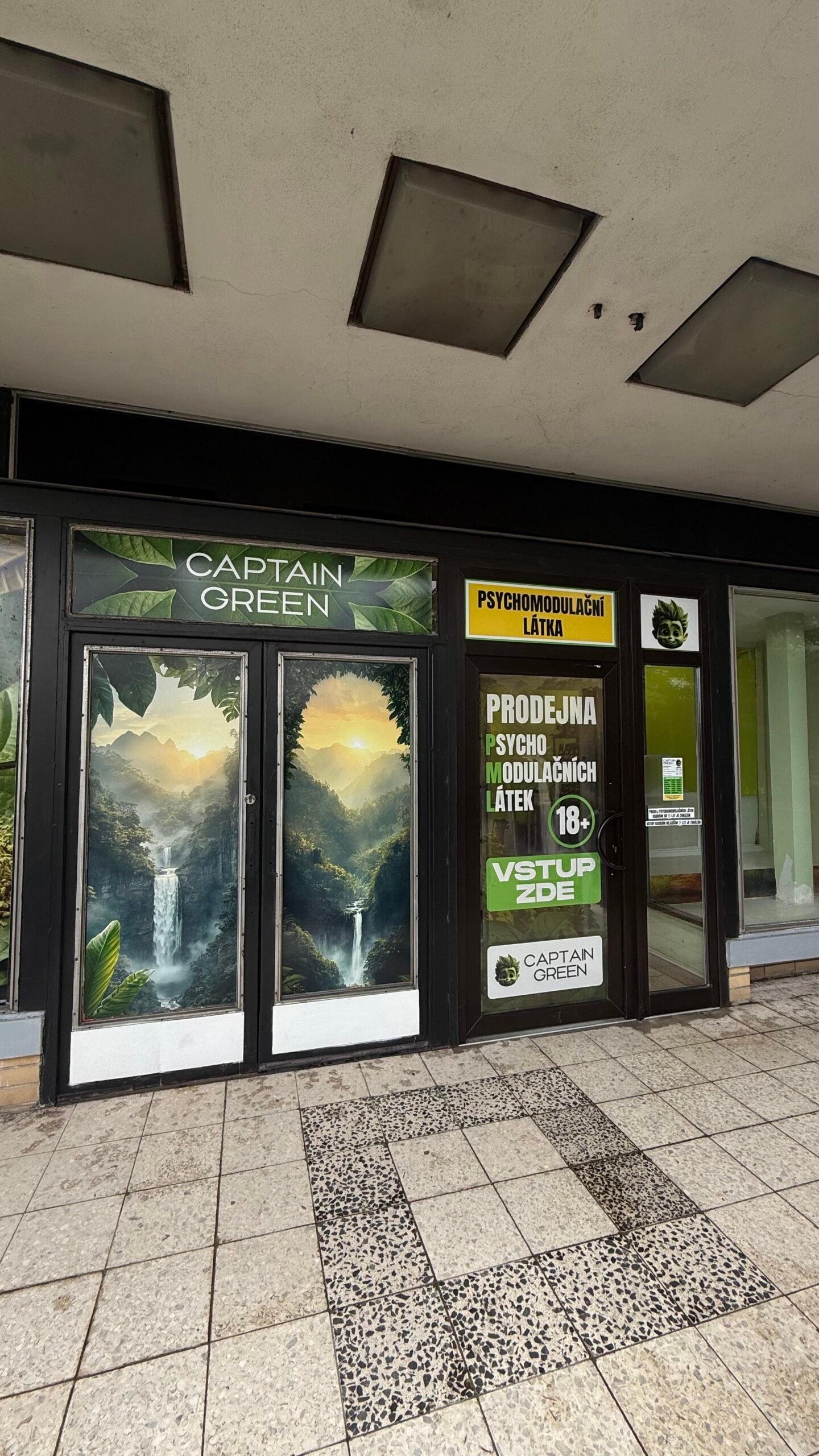 Výloha kratom prodejny Captain Green v Havířově s nápisem Prodejna Výloha kratom prodejny Captain Green v Havířově s nápisem Prodejna