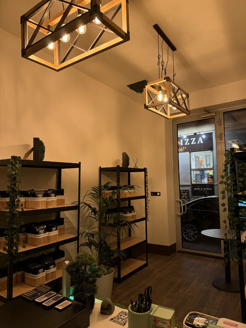 Pult a zázemí pro konzultaci v kratom prodejně Ostrava Pult a zázemí pro konzultaci v kratom prodejně Ostrava