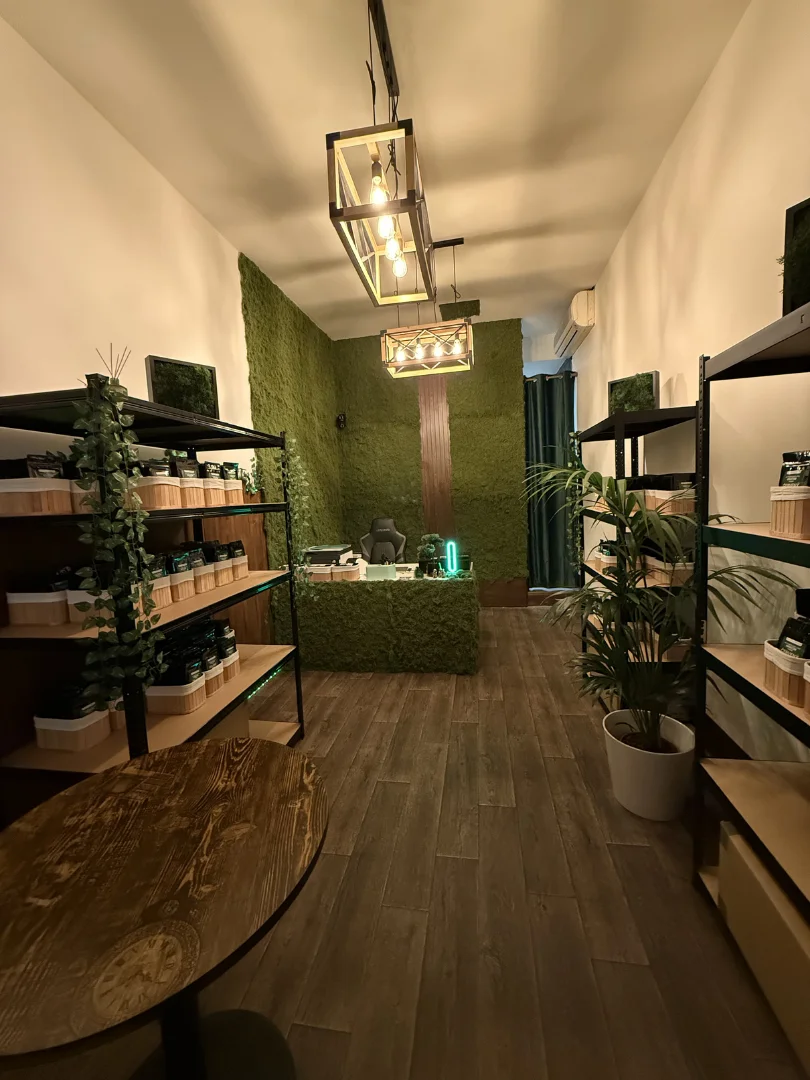 Regály s kratomem Captain Green v ostravské kamenné prodejně Regály s kratomem Captain Green v ostravské kamenné prodejně