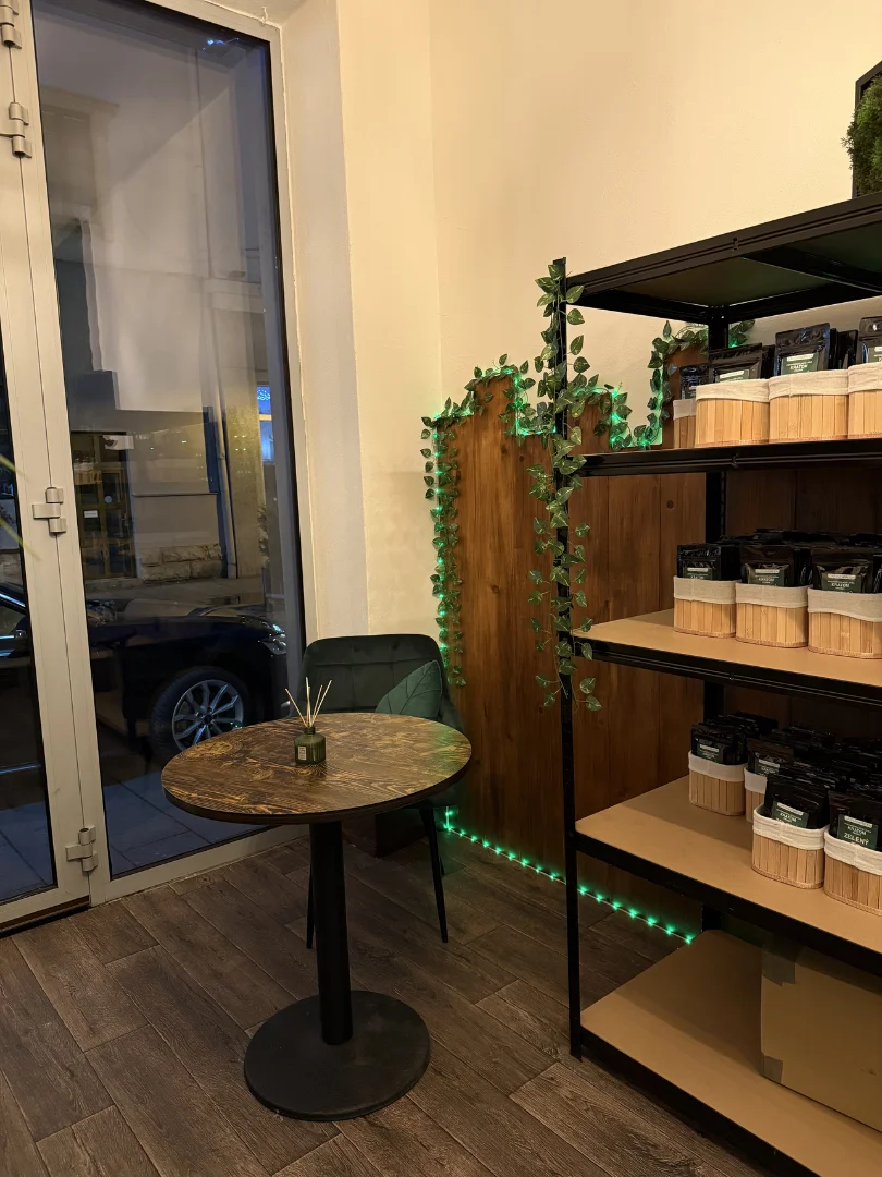 Interiér kamenné prodejny kratomu Captain Green v Ostravě Interiér kamenné prodejny kratomu Captain Green v Ostravě