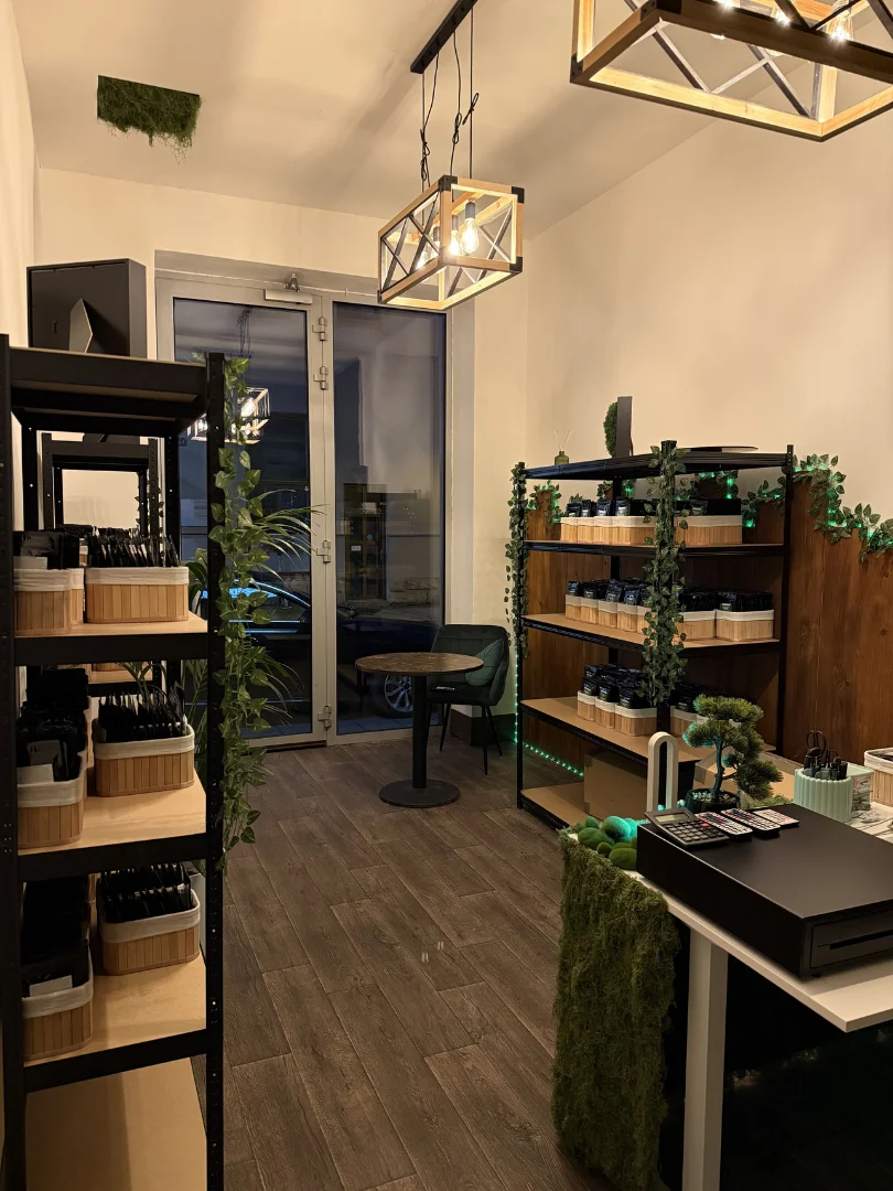 Interiér kamenné prodejny kratomu Captain Green v Ostravě Interiér kamenné prodejny kratomu Captain Green v Ostravě